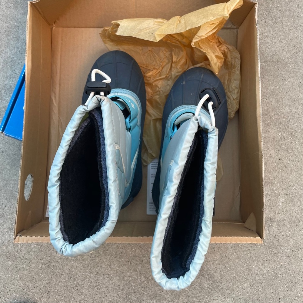 Columbia Youth Snow Shoes In Size 1